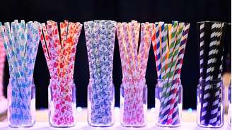 Recusa ao uso de plásticos descartáveis tem ampliado mercado de canudos de papel, metal, vidro e bioplástico. Mas vale a pena?