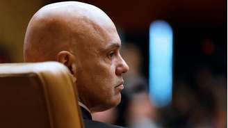 Alexandre de Moraes sentado, de perfil