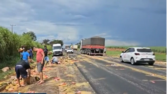 Pessoas tentaram pegar os alimentos derrubados na pista