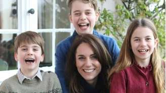 Na foto, Kate aparece sorridente com os três filhos