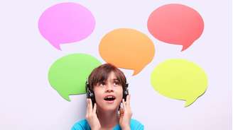 Uma criança com fones de ouvido que parece ouvir frases em idiomas diferentes