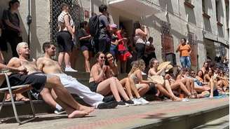 De biquíni e sunga, alunos da PUC-SP protestam contra falta de ar-condicionado nas salas 