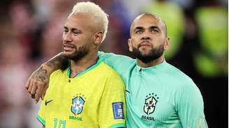 Neymar e Daniel Alves lamentam eliminação do Brasil na última Copa do Mundo