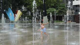 Outono registra altas temperaturas do verão, quando crianças brincaram na fonte de água no Vale do Anhangabaú, no centro da capital paulista