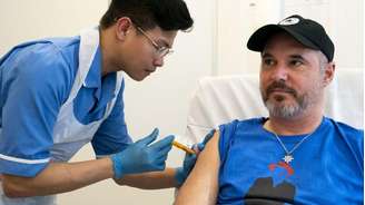 Steve Young participou dos últimos testes de vacinas em Londres