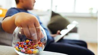 Escolhas alimentares e sedentarismo são dois dos fatores por trás do sobrepeso entre os mais jovens