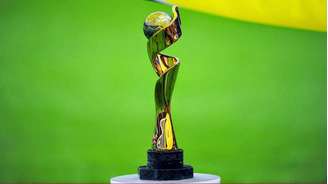 Troféu Copa do Mundo feminina de futebol. Brasil quer sediar o evento em 2027.