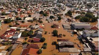 Vista de drone mostra barco com voluntários em busca de pessoas isoladas em casas no bairro de Mathias Velho, em Canoas (RS)