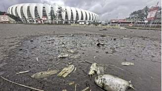 Vista do entorno do Estádio Beira-Rio, onde o alagamento baixou, nesta segunda-feira, 13, no bairro Praia de Belas, ao lado da orla do Guaíba, em Porto Alegre.