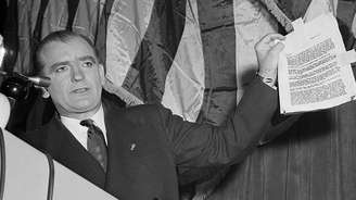 O controverso senador americano Joseph McCarthy se tornou uma celebridade quando garantiu ter uma lista de 205 espiões soviéticos que trabalhariam no governo dos Estados Unidos