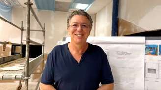 Boninho, diretor da Globo, mostra cenário de Estrela da Casa