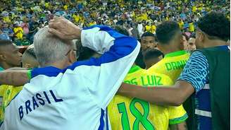 Enquanto filho dá preleção final, Dorival fica à margem de jogadores antes dos pênaltis