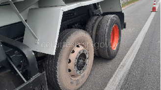 O condutor do caminhão trafegava na faixa quatro da SP-070.