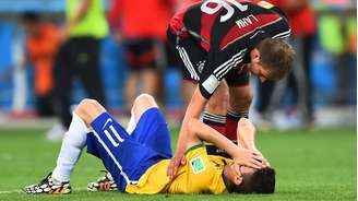 Jogadores da Alemanha consolam brasileiros após o 7 a 1 no Mineirão