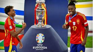 Lamine Yamal e Nico Williams celebram o título da Eurocopa