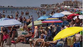 Pessoas na praia de Santa Pola, Alicante