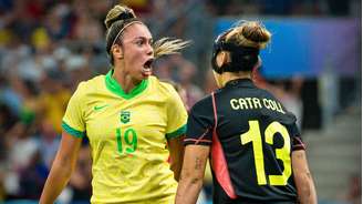 Priscila comemora o primeiro gol da seleção brasileira diante da Espanha