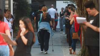 Candidatos chegam para realização do 'Enem dos concursos' em faculdade na zona sul do Rio de Janeiro.