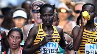 Rebecca Cheptegei, fotografada correndo em 2023, ficou em 44º lugar na maratona dos Jogos Olímpicos de Paris 2024