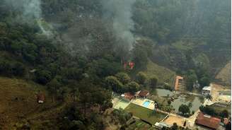 A área já queimada equivale a quatrocentos campos de futebol. Na foto, foco de incêndio na Serra da Cantareira, próximo a Mairiporã.