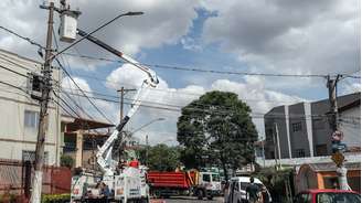 Equipes da Enel tentam restabelecer energia na rua Catão, na Lapa, zona oeste de São Paulo, no domingo, 13.