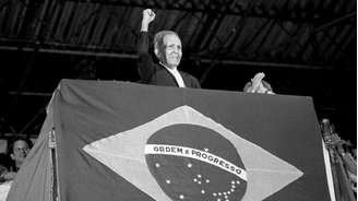 O ex-secretário-geral do Partido Comunista Brasileiro, Luis Carlos Prestes, levanta o punho enquanto faz campanha em um comício de Lula durante o segundo turno das eleições de 1989