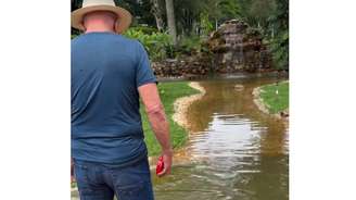 Presidente Luiz Inácio Lula da Silva em frente ao novo lago e cascata da Granja do Torto