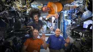 Os quatro astronautas da NASA que vivem atualmente na Estação Espacial Internacional 