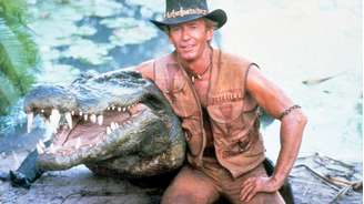 Uma foto de bastidor do filme "Crocodilo Dundee" com o ator Paul Hogan.