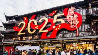 O número "2025" é exibido na faxada de um prédio no Jardim Yuyuancomo apostar on line no st john's goldfinchXangai, China.