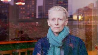 Tilda Swinton em 'O Quarto Ao Lado'. Ela concorreu com Fernanda Torres na categoria de Melhor Atriz em Filme de Drama.