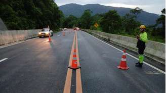 Após interdição, Rodovia Mogi-Bertioga é liberada no esquema ‘Pare e Siga’.