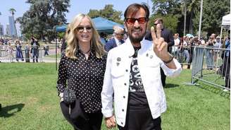 Ringo e sua esposa, Barbara Bach, em julho de 2024, durante um evento anual que celebra o aniversário do baterista