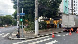 A Polícia Militar fechou ruas da Barra Funda, na zona oeste de São Paulo, na tarde desta terça-feira, 21, após uma granada de mão sem carga explosiva ser deixada em uma lixeira.