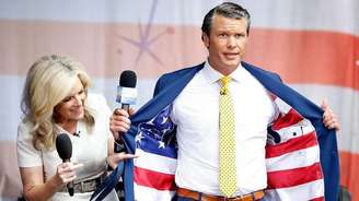 Pete Hegseth mostra o interior deax poker clubjaqueta com bandeira americana