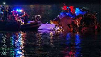 Equipes de resgate trabalham após choque entre helicóptero e avião na região de Washington