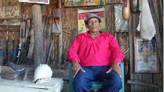 Delfino, um dos poucos que ficaram na ilha, tem um pequeno museu com ferramentas e instrumentos Guna.