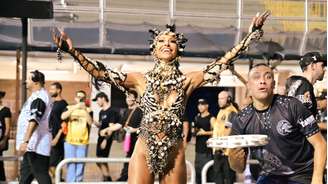 Vestida de zebra, Sabrina Sato enfrenta dificuldades com fantasia no último ensaio da Gaviões