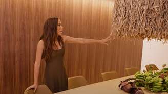 Anitta mostra o lustre de fibras naturais que representa o orixá Omolu