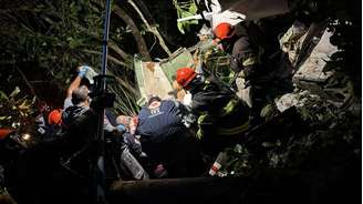 Equipes do Corpo de Bombeiros e da Defesa Civil removem vítima presa às ferragens da aeronave