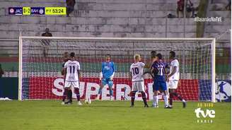 Matheus Firmino acerta Rodrigo Nestor com um peteleco. 
