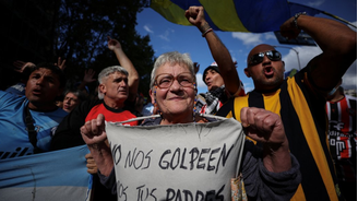 Torcedores de vários times de futebol marcharam em apoio aos aposentados na Argentina