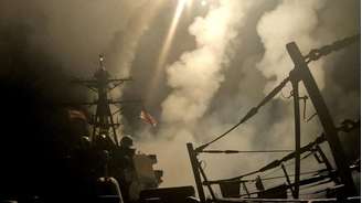 Míssil é lançado após EUA iniciarem ataque contra houthis no Iêmen