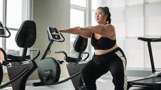 Independentemente dos fatores de risco biológicos ou sociais, há coisas que você pode fazer para reduzir o seu risco de ter um derrame. A adoção dessas oito mudanças simples no estilo de vida pode ajudar a otimizar a saúde do coração e do cérebro. Sarayut Sridee/Shutterstock