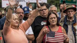 Manifestantes brancos em frente à embaixada dos EUA em Pretória há algumas semanas. 