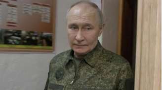 Vladimir Putin foi fotografado com uniforme militar no mês passado, supostamente visitando a região fronteiriça de Kursk
