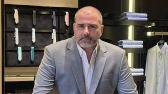 Âncora com pinta de galã de novela, Rodrigo Alvarez posa em loja de ternos, onde escolheu o figurino que usará no 'Bora Brasil'