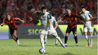 Piquerez cobra pênalti pelo Palmeiras contra o Sport. Marcação da penalidade gerou polêmica.