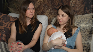 As irmãs Amy e Grace com a bebê Amy, que nasceu após o transplante de útero