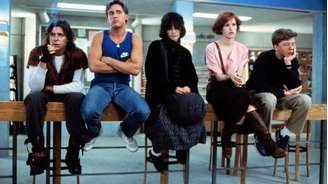 Judd Nelson, Emilio Estevez, Ally Sheedy, Molly Ringwald e Anthony Michael Hall em cena de 'Clube dos Cinco'